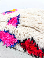 Puf bereber marroquí en crudo con motivos de colores