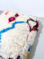 Puf bereber marroquí en crudo con motivos de colores