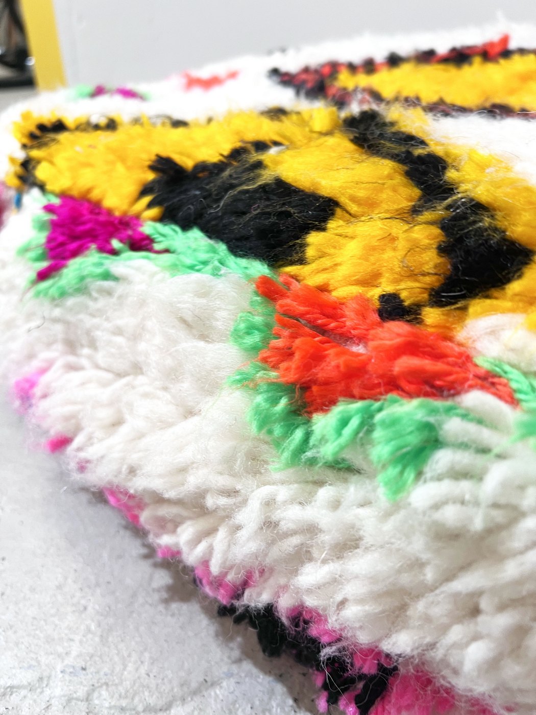 Puf bereber marroquí en crudo con motivos de colores