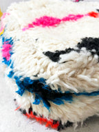 Puf bereber marroquí en crudo con motivos de colores