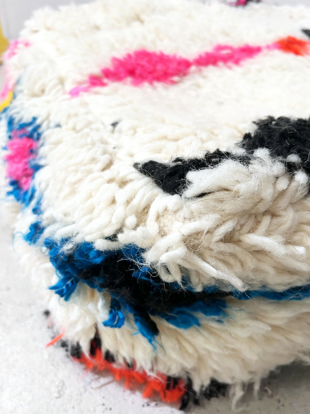 Puf bereber marroquí en crudo con motivos de colores