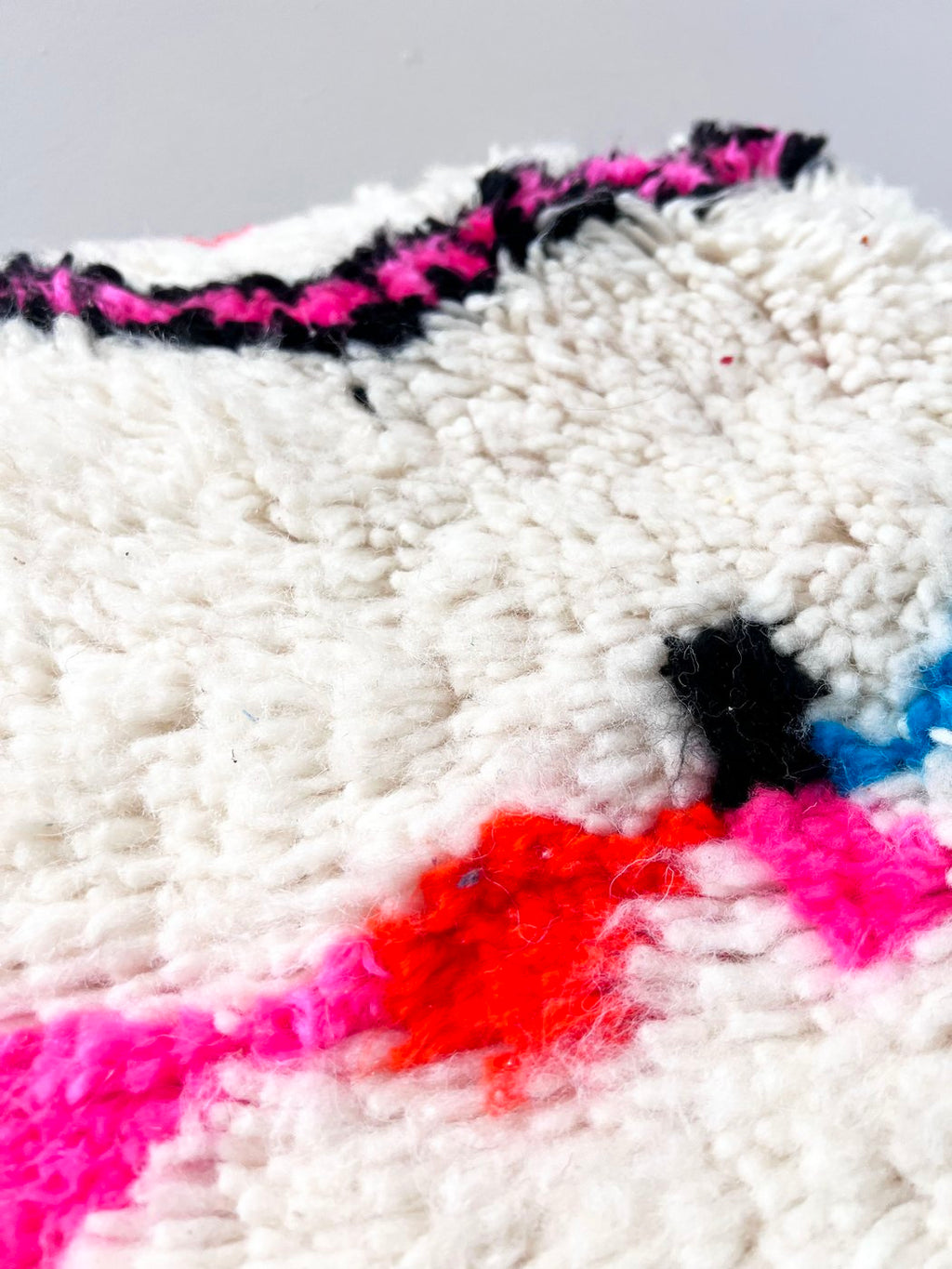 Puf bereber marroquí en crudo con motivos de colores