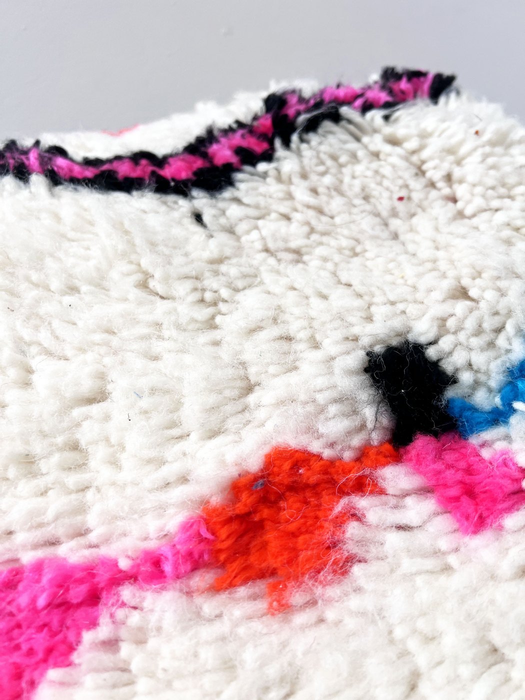 Puf bereber marroquí en crudo con motivos de colores