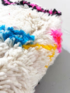Puf bereber marroquí en crudo con motivos de colores