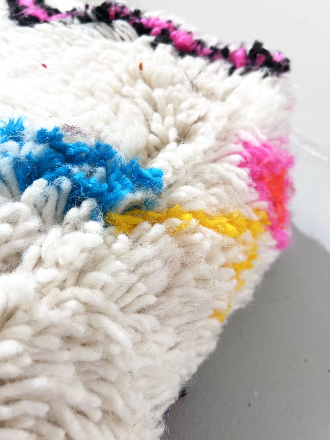 Puf bereber marroquí en crudo con motivos de colores