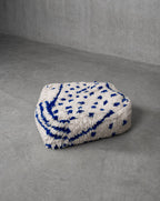 Puf bereber marroquí crudo con motivos azul Majorelle