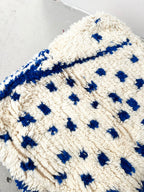Puf bereber marroquí crudo con motivos azul Majorelle