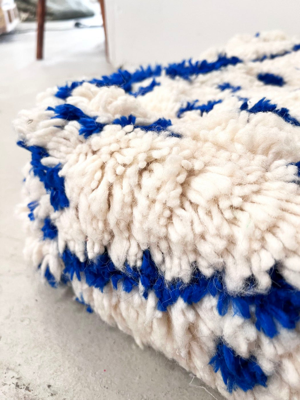 Puf bereber marroquí crudo con motivos azul Majorelle
