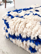 Puf bereber marroquí crudo con motivos azul Majorelle