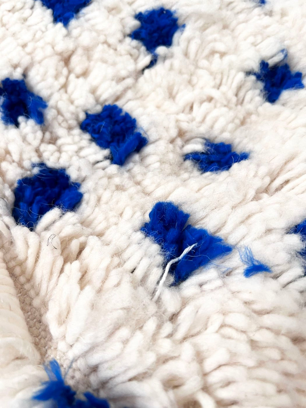 Puf bereber marroquí crudo con motivos azul Majorelle