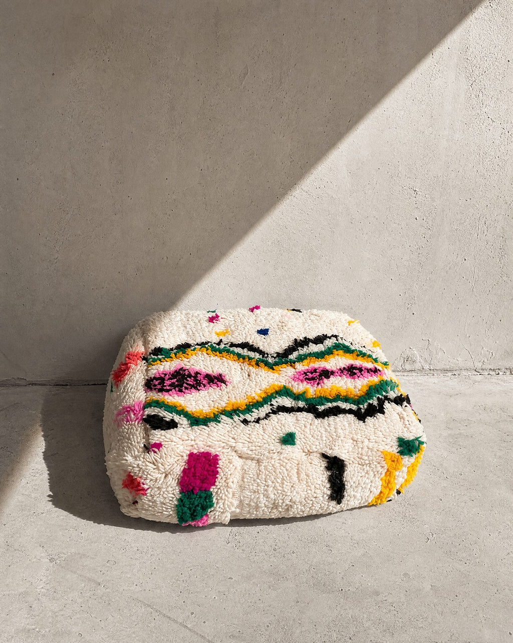 Puf bereber marroquí en crudo con motivos de colores