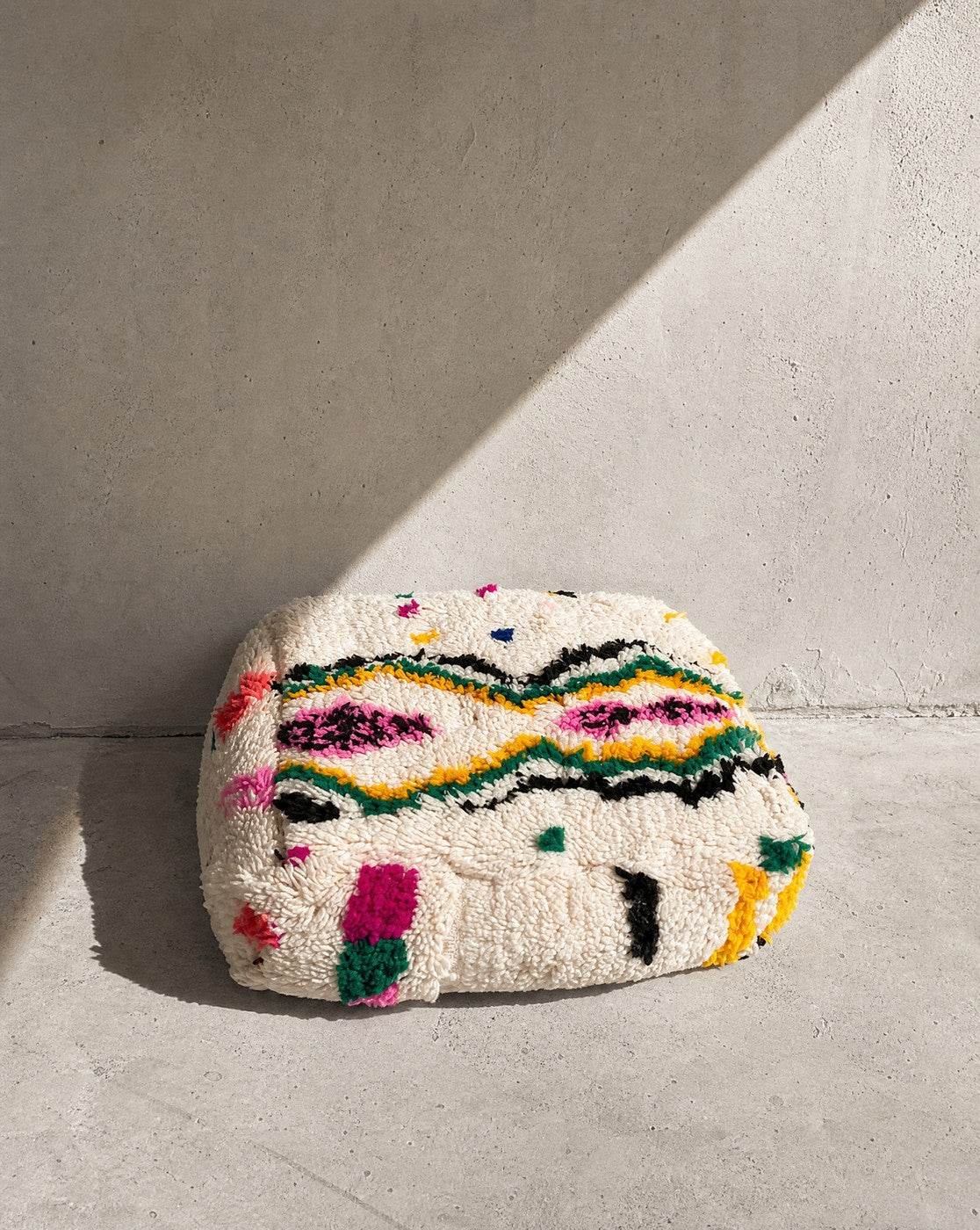 Puf bereber marroquí en crudo con motivos de colores