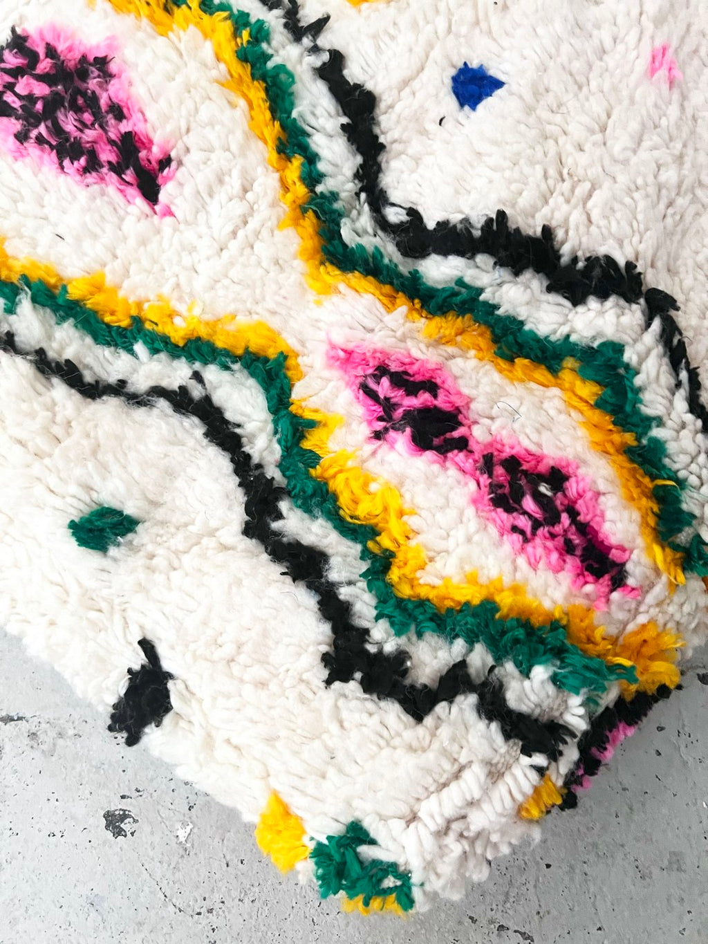 Puf bereber marroquí en crudo con motivos de colores