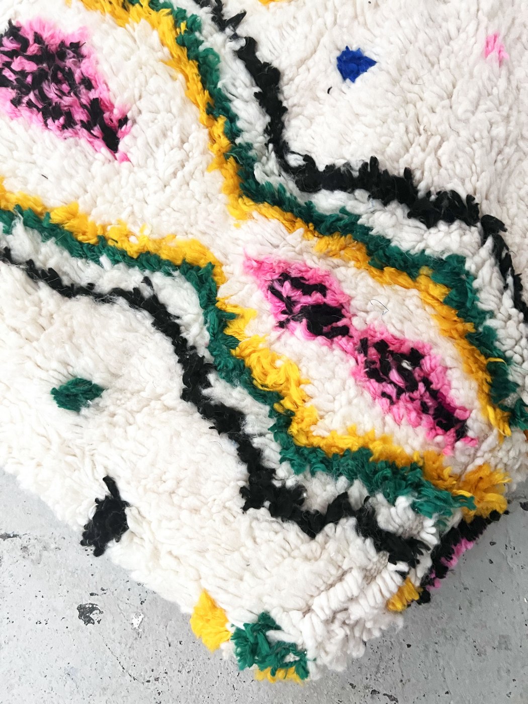 Puf bereber marroquí en crudo con motivos de colores