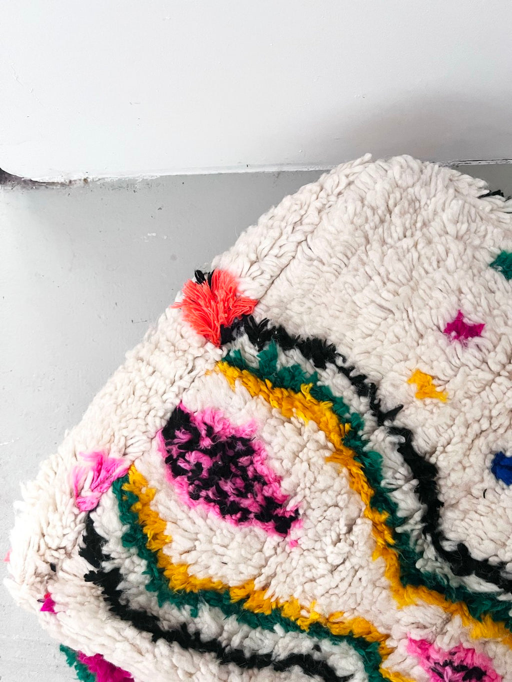 Puf bereber marroquí en crudo con motivos de colores