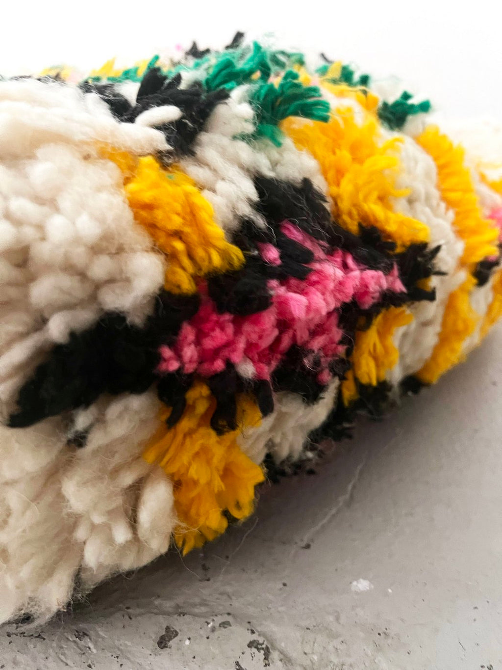 Puf bereber marroquí en crudo con motivos de colores