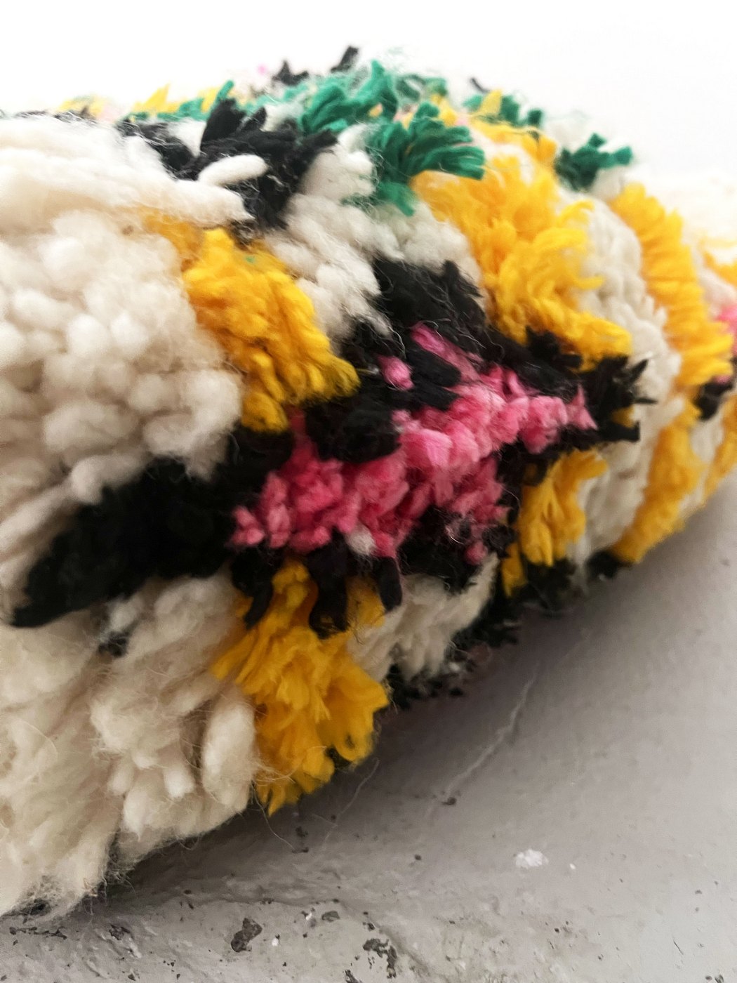 Puf bereber marroquí en crudo con motivos de colores