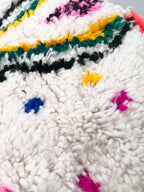 Puf bereber marroquí en crudo con motivos de colores