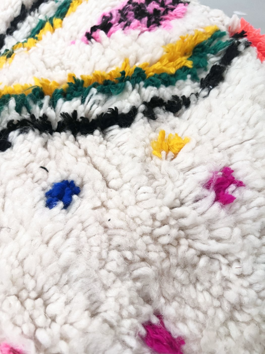 Puf bereber marroquí en crudo con motivos de colores