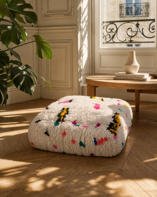Pouf berbero marocchino écru con motivi colorati