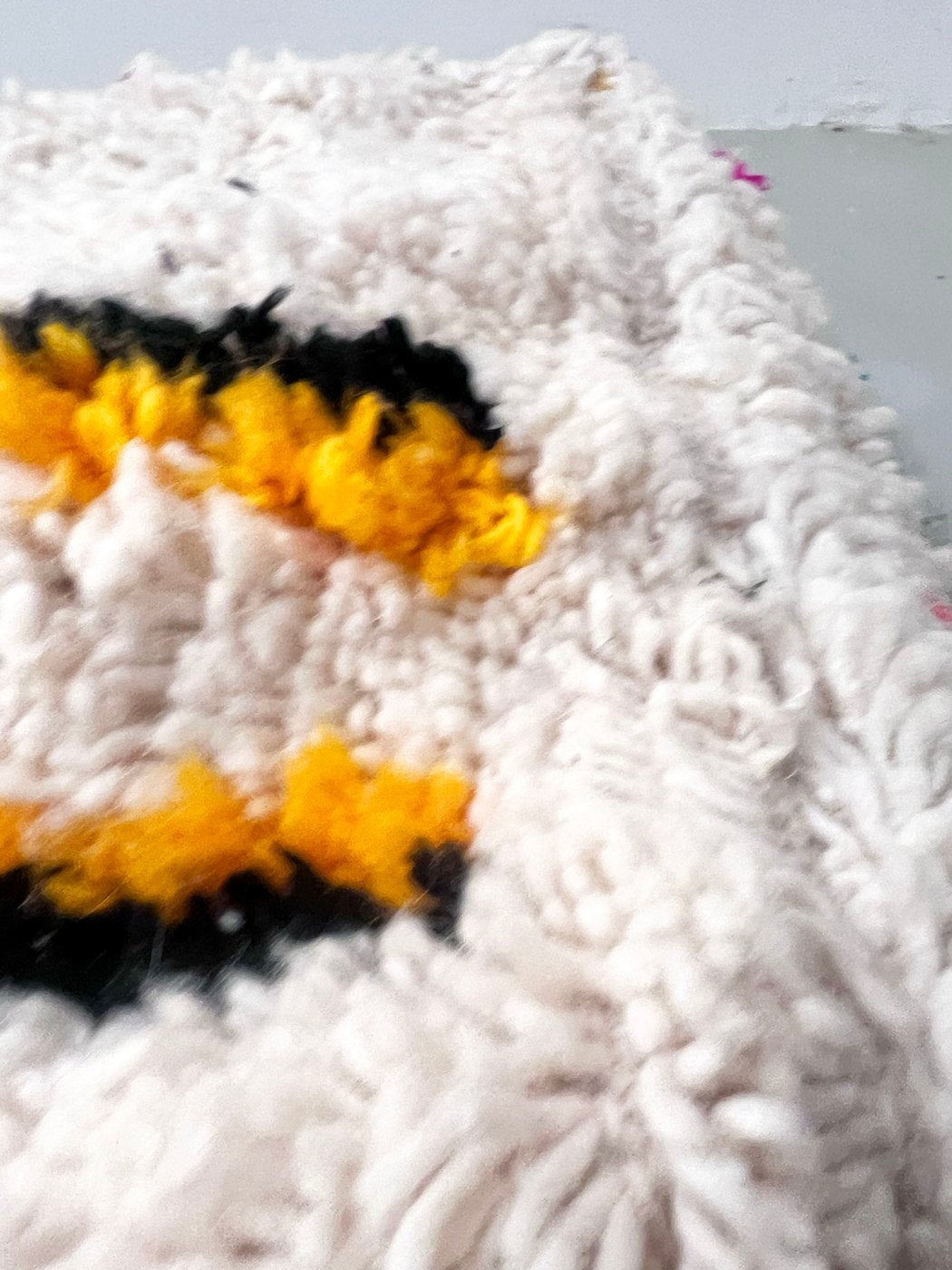 Puf bereber marroquí en crudo con motivos de colores