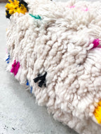 Puf bereber marroquí en crudo con motivos de colores