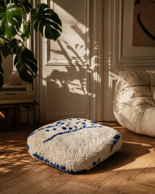 Pouf berbero marocchino écru con motivi blu Majorelle