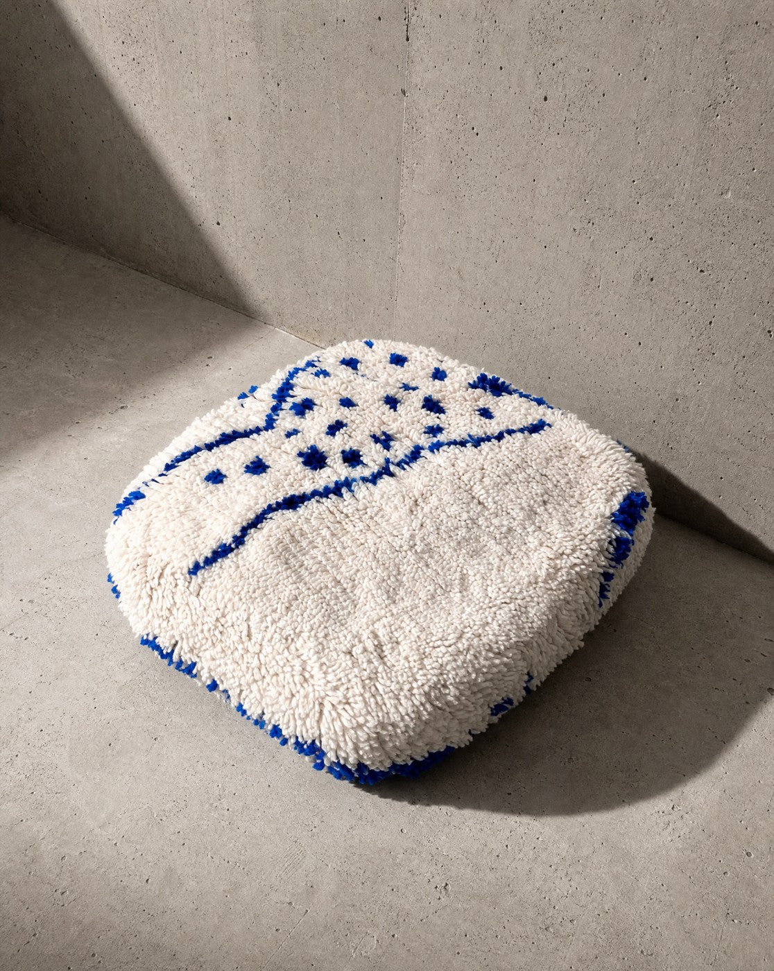Pouf Berbère Marocain Écru À Motifs Bleu Majorelle