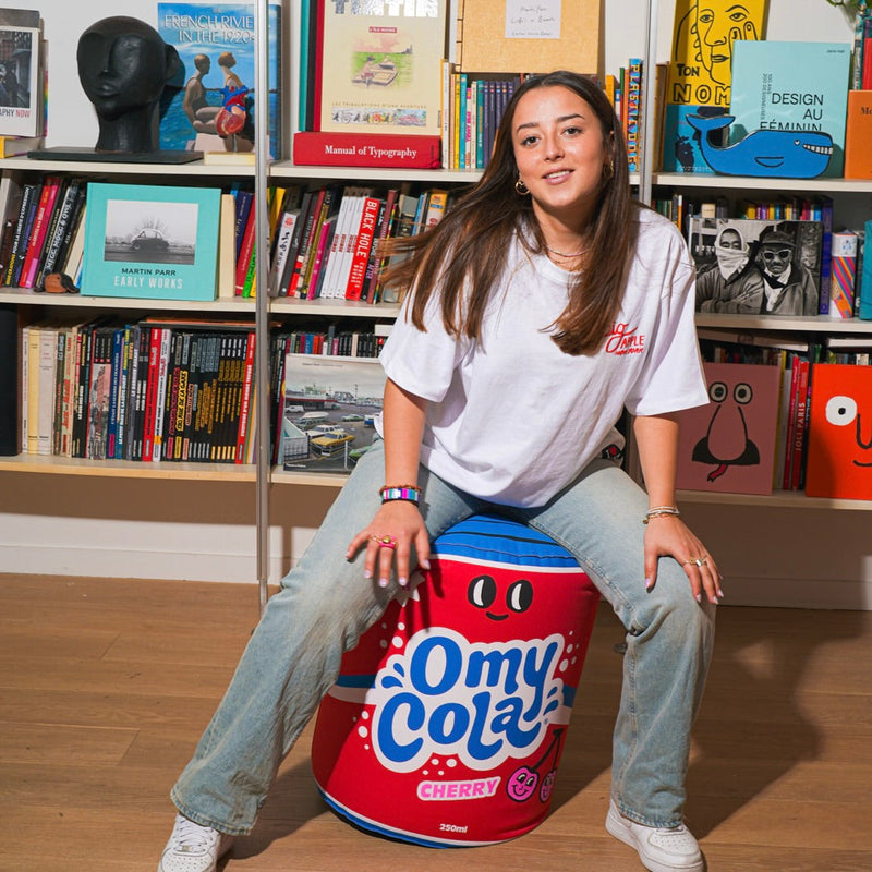 Utilisation du coussin géant gonflable OMY Cola dans un salon – Look rétro et décalé