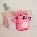  Coussin gonflable Kitty OMY dans une chambre d’enfant – Idée déco tendre et pop 