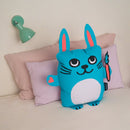 Coussin Bunny OMY en décoration dans une chambre – Coussin rigolo et doux à câliner 