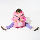  Enfant assis sur le super coussin gonflable OMY Kitty – Coussin fun et moelleux au design chat rose