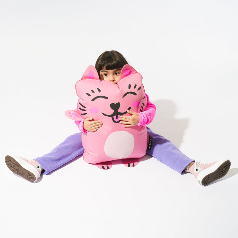  Enfant assis sur le super coussin gonflable OMY Kitty – Coussin fun et moelleux au design chat rose