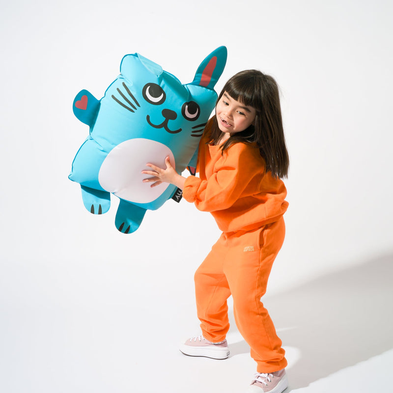 Enfant jouant avec le super coussin gonflable Bunny OMY – Accessoire déco et fun