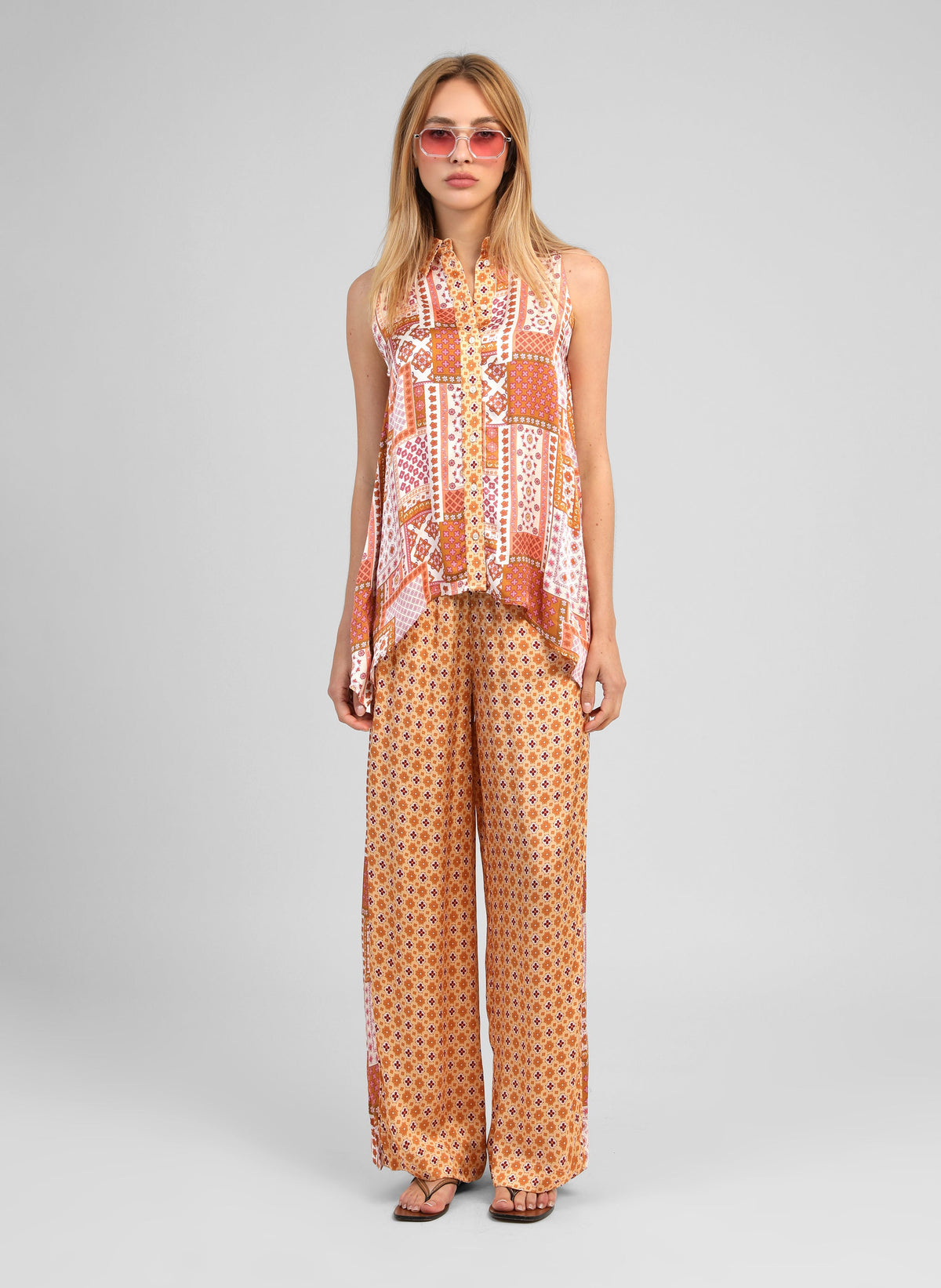 An'ge – Chemise Klarissa Patchila Ocre, mannequin portant un ensemble pantalon et chemise sans manches à motifs