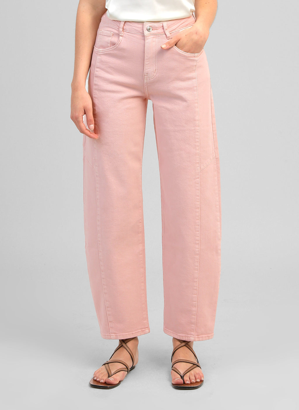 An'ge – Pantalon Prima Rose, pantalon large rose pâle porté par un mannequin, vue de face