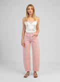 An'ge – Pantalon Prima Rose, mannequin portant un débardeur blanc en satin et un pantalon rose