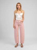 An'ge – Pantalon Prima Rose, mannequin portant un débardeur blanc en satin et un pantalon rose
