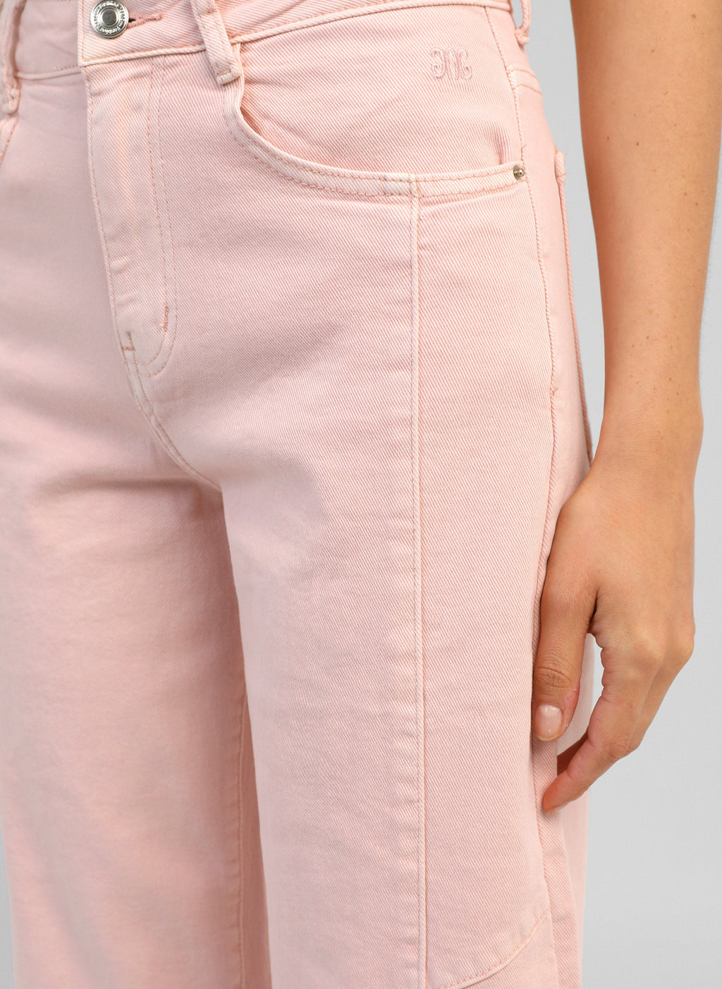 An'ge – Pantalon Prima Rose, jean rose pâle porté par un mannequin, vue de face