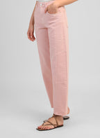 An'ge – Pantalon Prima Rose, mannequin portant un jean rose pâle et des sandales marron