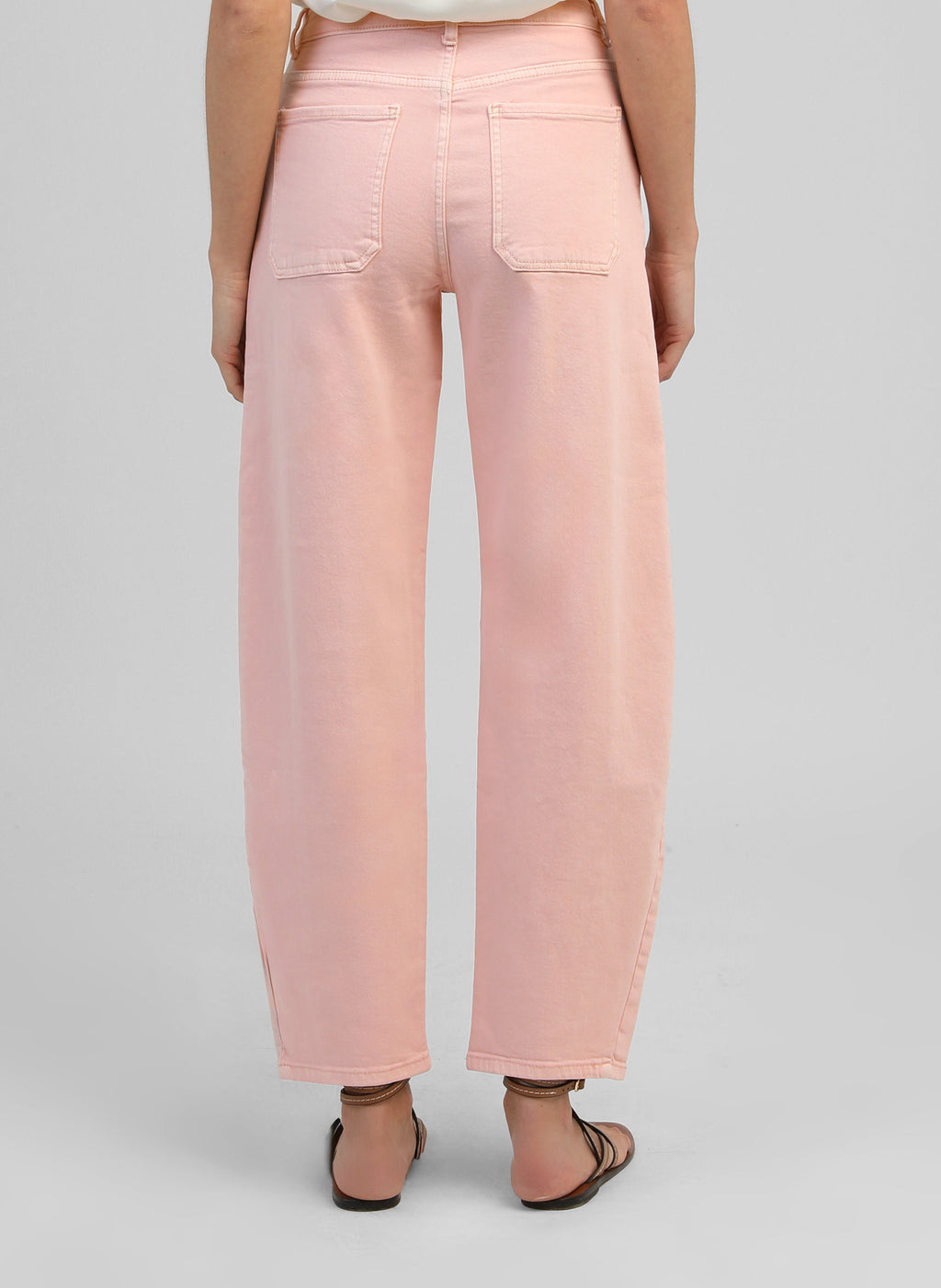 An'ge – Pantalon Prima Rose, vue de dos d'un mannequin portant un pantalon large rose