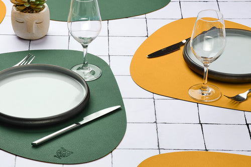 Set De Table Curve Réversible - 6 Pièces - Cuir Recyclé Jaune Moutarde Et Vert Sapin