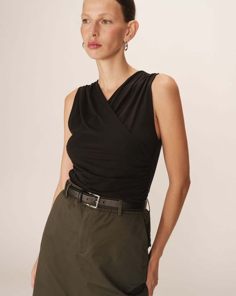 Top sin mangas drapeado negro transparente