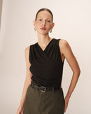 Top sin mangas drapeado negro transparente