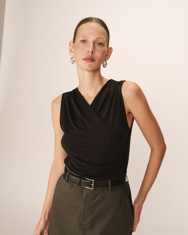 Top sin mangas drapeado negro transparente