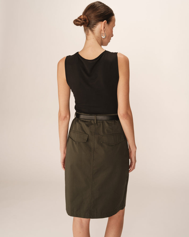 Top sin mangas drapeado negro transparente