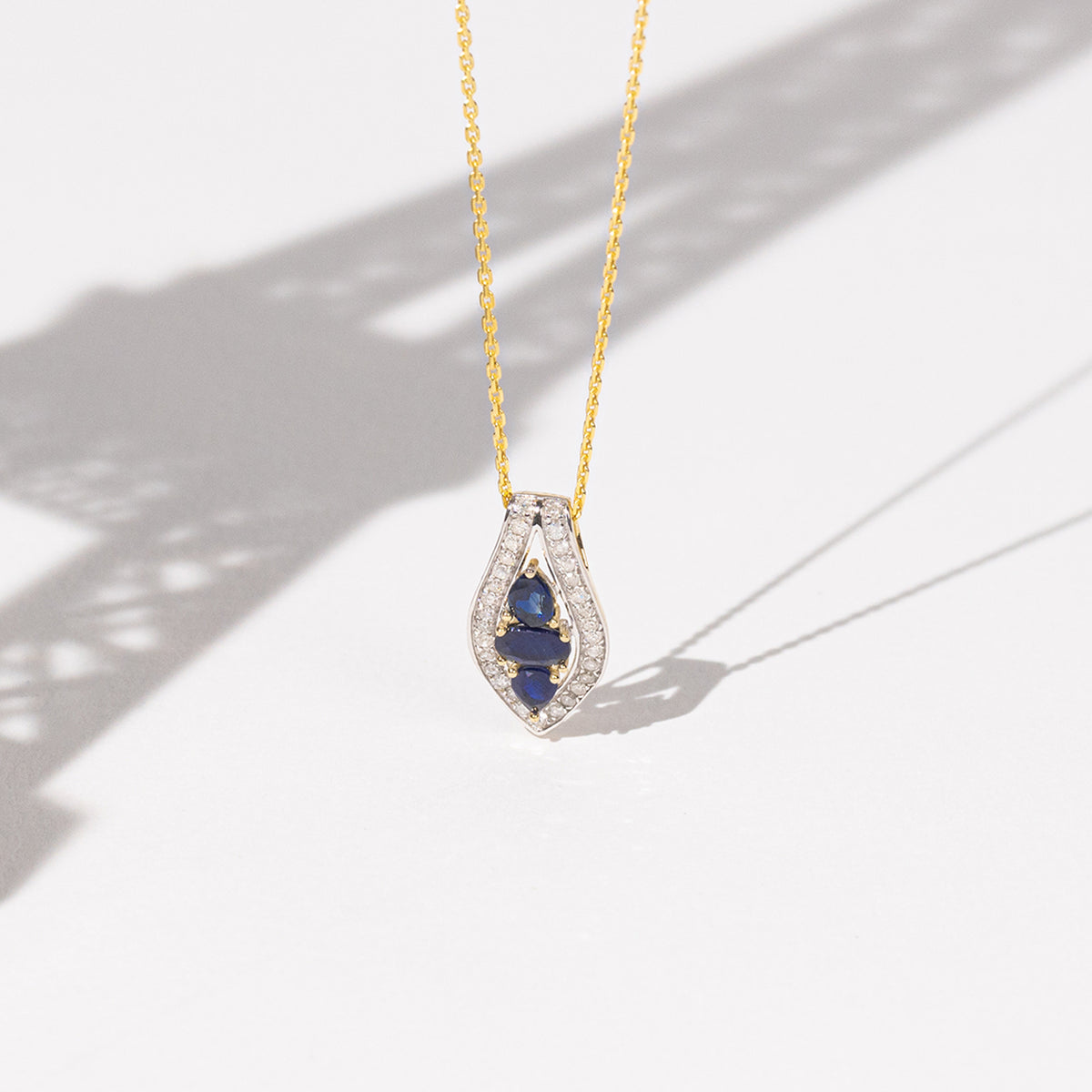 Pendentif "Westeros" Diamants 0,16/31 & Saphirs 0,85/3 - Or Jaune 375/1000