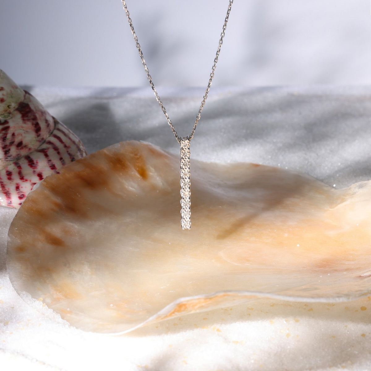Diamanta – Pendentif "Rangée 9 Diamants" Diamants 0,054/9, collier en argent avec pendentif vertical incrusté de diamants sur coquillage