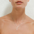 Diamanta – Pendentif "Rangée 9 Diamants" Diamants 0,054/9, collier en argent avec pendentif porté par une femme de face