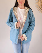 Kurzer Regenmantel Elena – Himmelblau/Gold